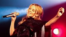 Entradas Kylie Minogue - Aphrodite - Les Folies Tour.- La famosa estrella pop australiana vuelve al escenario para su nueva gira europea llamado "Aphrodite - Les Folies Tour". Sus conciertos en toda la Europa prometen ser unos eventos inolvidables gracias a la encantadora Kylie Minogue representando sus grandes éxitos "Can´t Get You Out Of My Head", "Fever" o "Get Outta My Way". No te pierdas la oportunidad de ver a Kylie Minogue en vivo y déjate encantar por su música y su gracia. ¡Consigue tus entradas para Kylie Minogue cuanto antes en viagogo!
