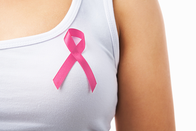 Pandora lucha contra el cáncer de mama.