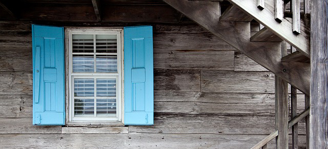 Ventana de madera azul celeste.
